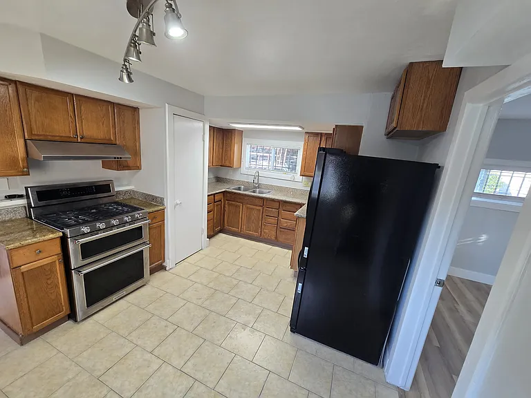 2928 Schyler St — Photo 11