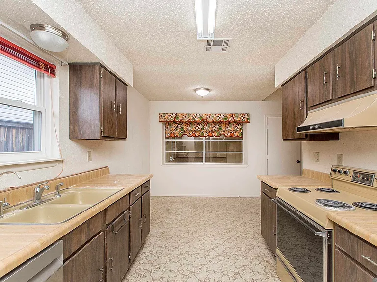 2417 Tattersall Dr — Photo 6