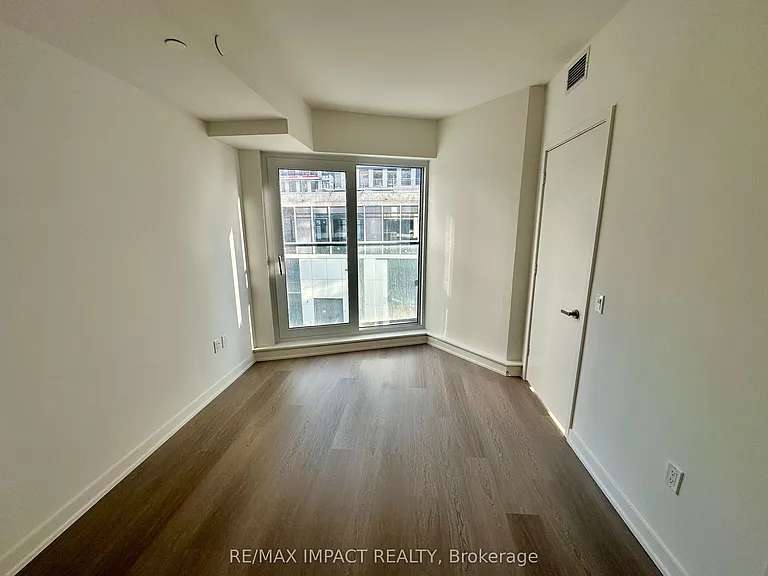 448 Burnhamthorpe Rd W — Photo 22