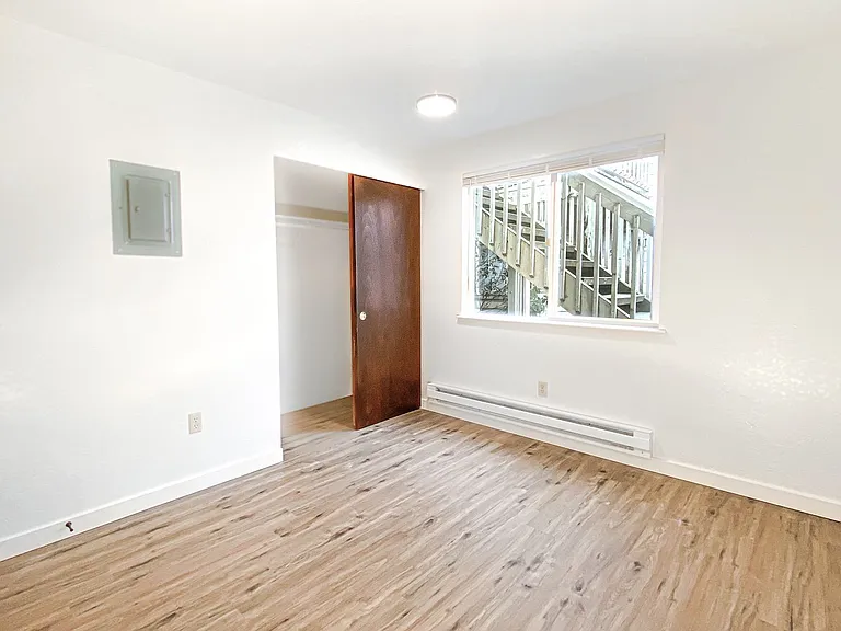 Spacious 2 Bedroom - Excellent Location! — Photo 9