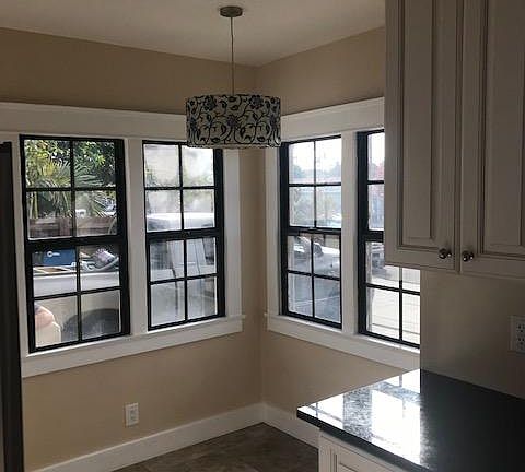 4th image of 604 E 4th St