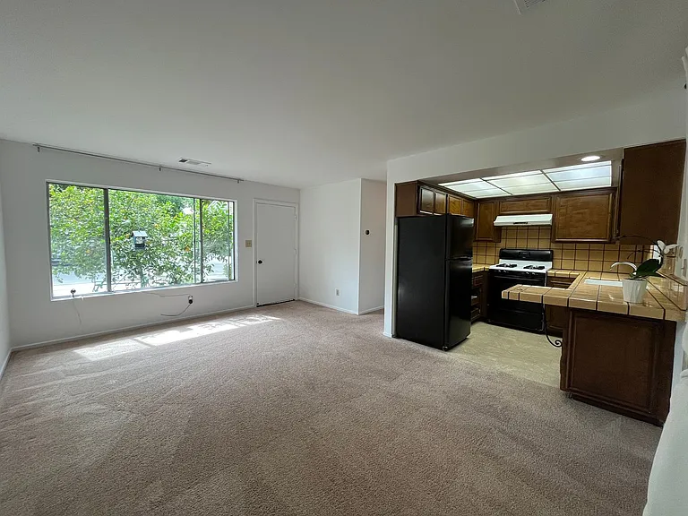 5710 Jumilla Ave #A — Photo 2