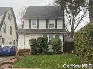 8 Nassau Rd, Great Neck, NY 11021