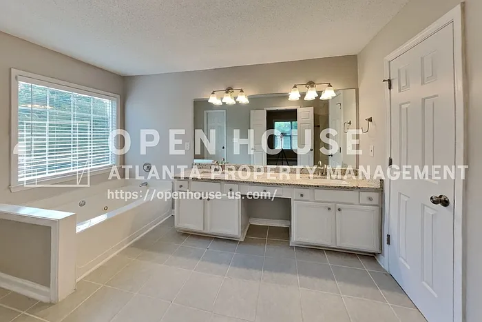 596 Lullingstone Dr SE — Photo 12