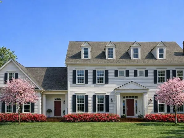 904 Locust St, Herndon, VA 20170