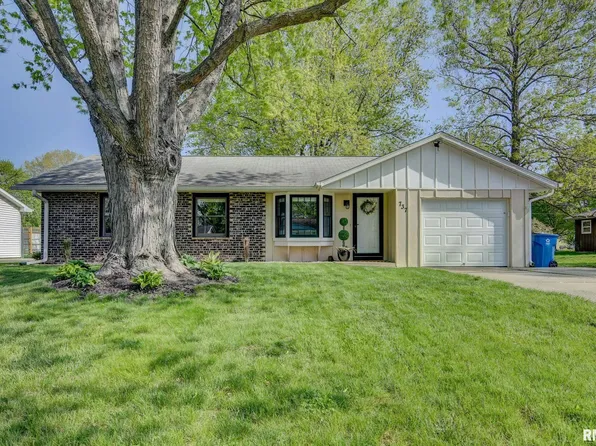 737 White Oak Dr, Chatham, IL 62629