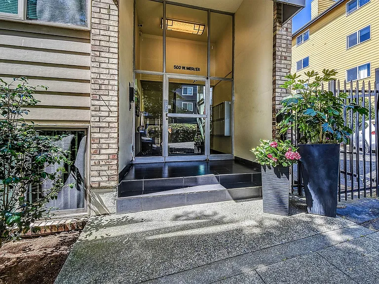 Mercer Crest Apartments — Photo 17