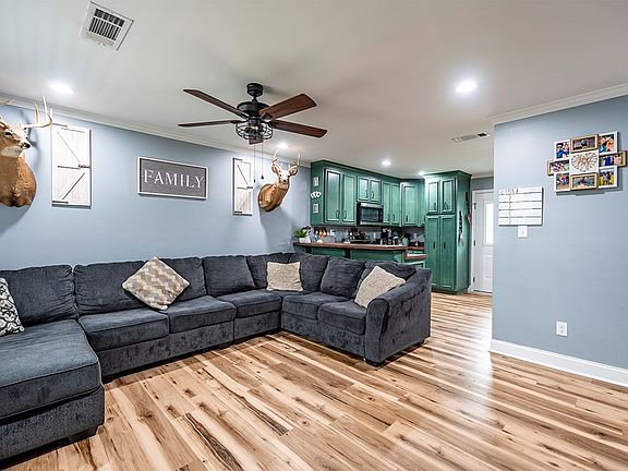 3rd image of 124 Carolyn Ave