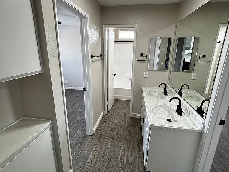 Circle City Apartments — Photo 10