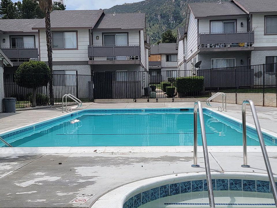 Swimming pool and spa at Grand Oaks Apartments in Lake Elsinore, California.
