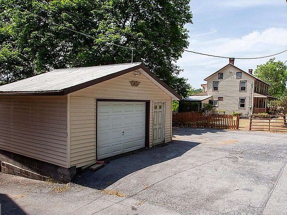 Detached garage