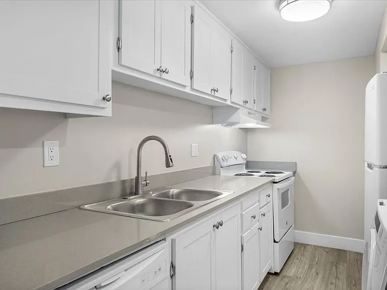 Sherwood Forest Apartments — Photo 28