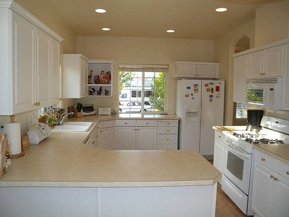 Kitchen w/Breakfast Bar