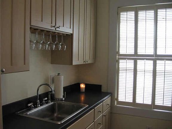 Great bright kitchen. All appliances included!