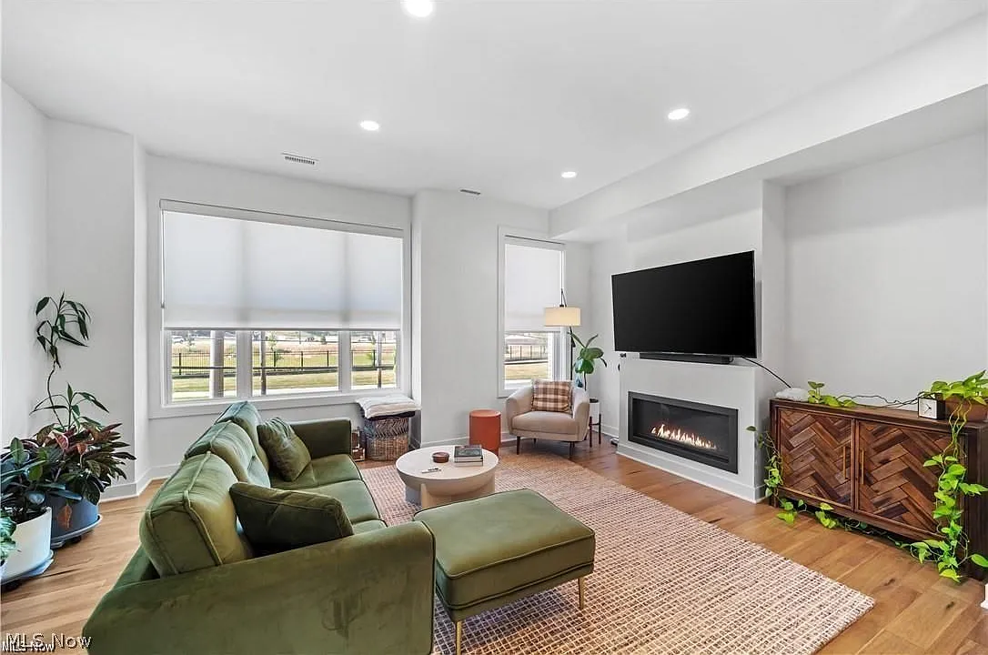3 bed, 3.5 bath, 1854 sqft, $3,195 — Photo 3