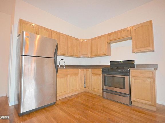 2nd image of 154 Grattan St APT 4A