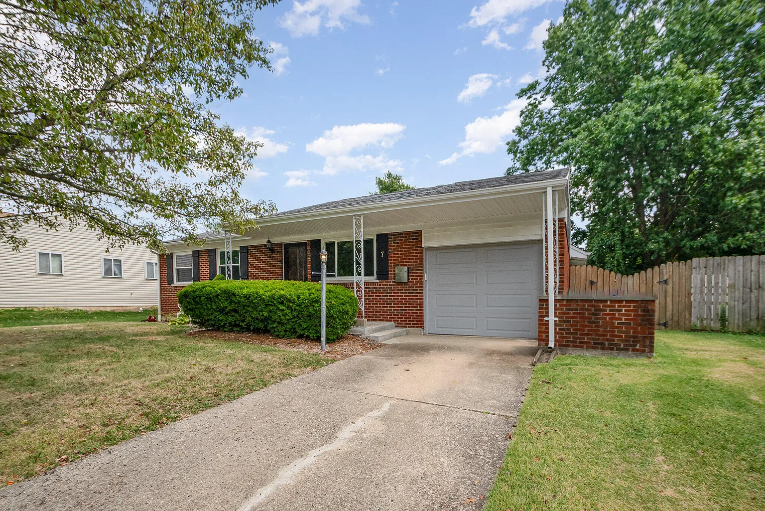7 Lexington Dr photo 1