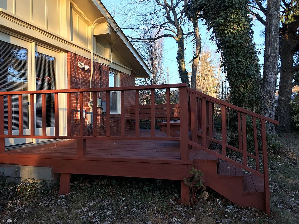 very nice deck with bench seating
