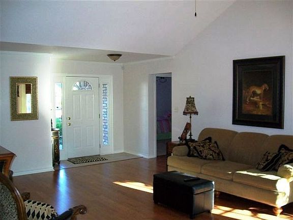 3rd image of 121 Gladstone Pl
