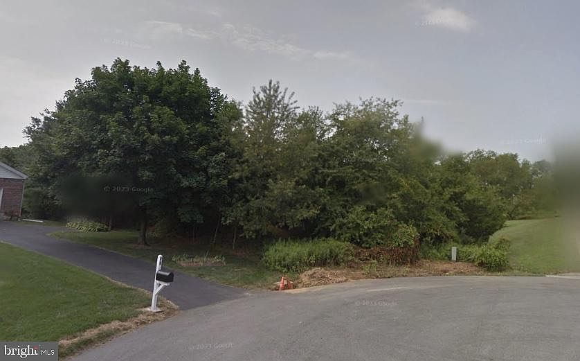 2nd image of 17 White Oak Dr