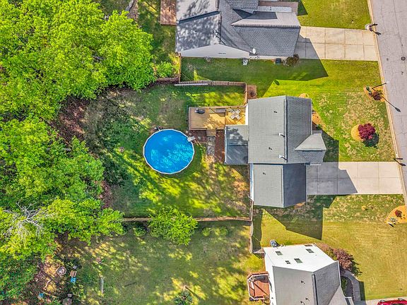 2nd image of 415 Scarlet Oak Dr