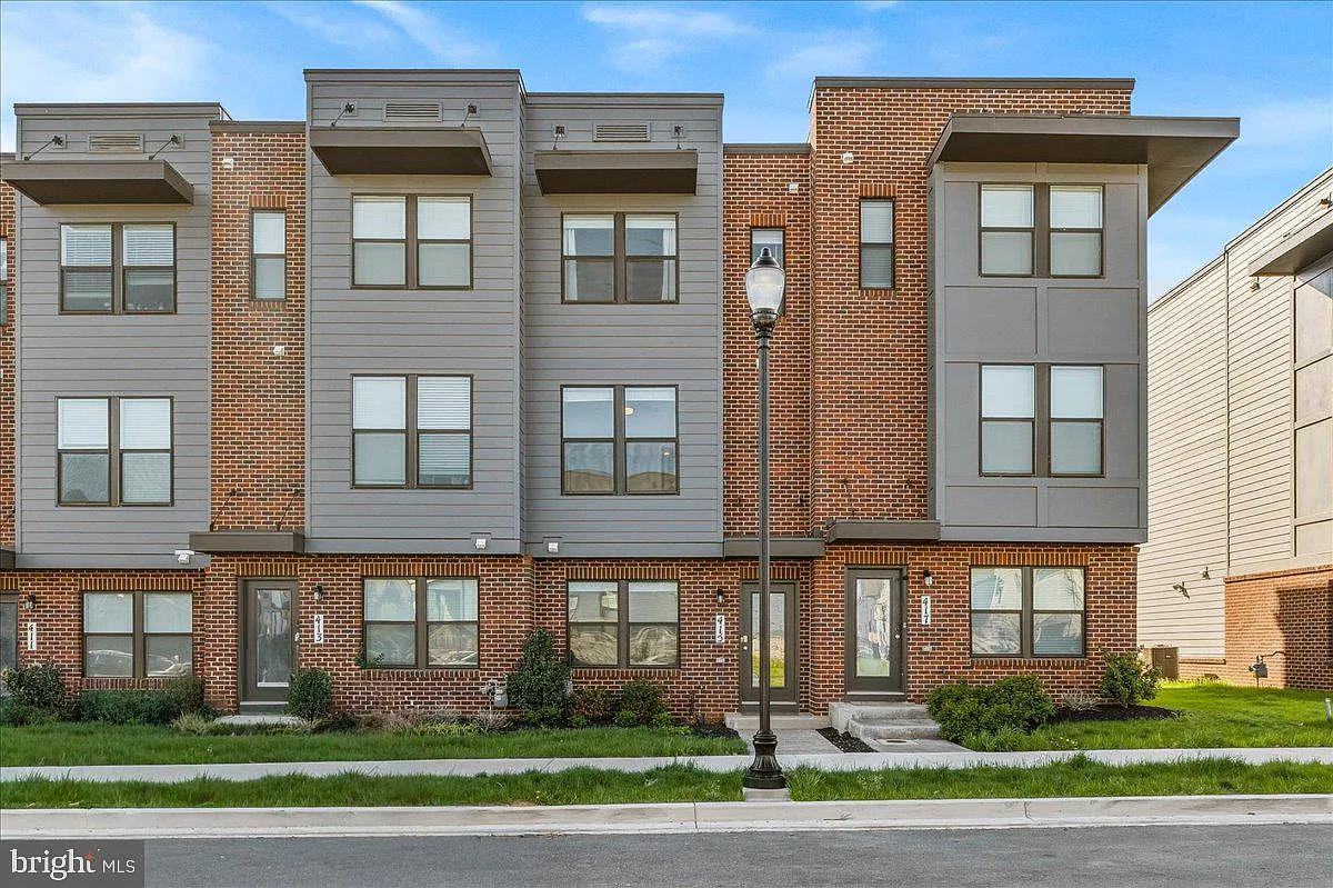 4 bed, 4.0 bath, 1824 sqft, $2,900 — Photo 1