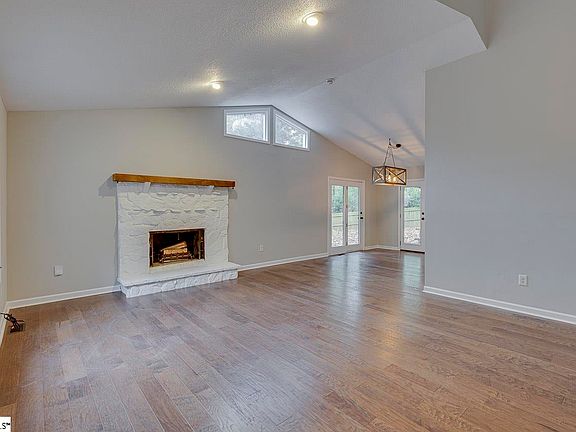 4th image of 82 Westview Ave