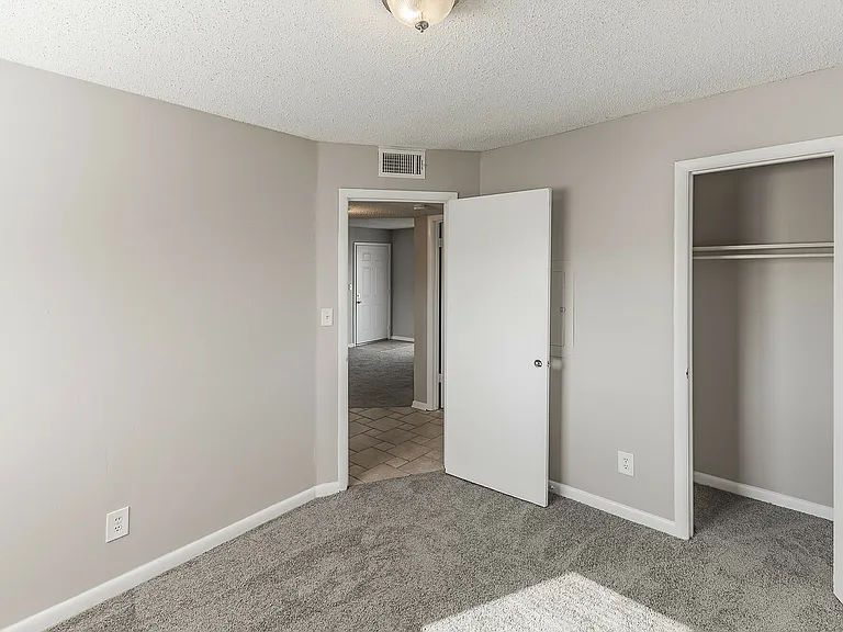 Mirabeau Apartments — Photo 23