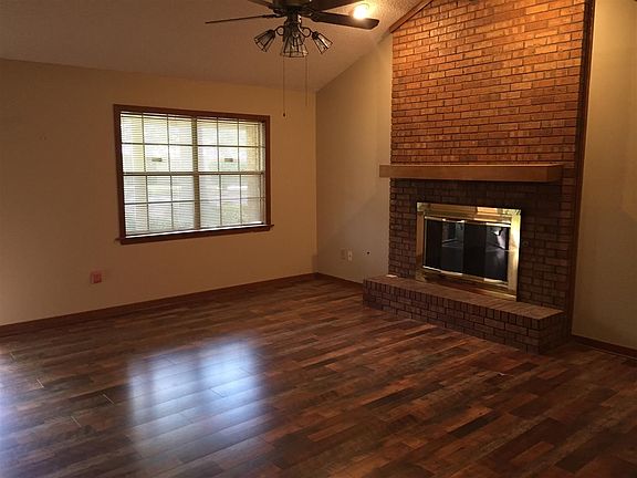 4th image of 106 Twin Oaks Dr