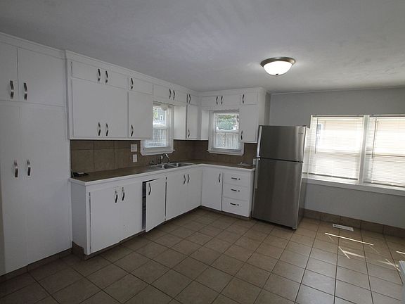 3rd image of 5041 S 39th St