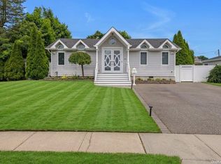19 Havemeyer Ln, Commack, NY 11725