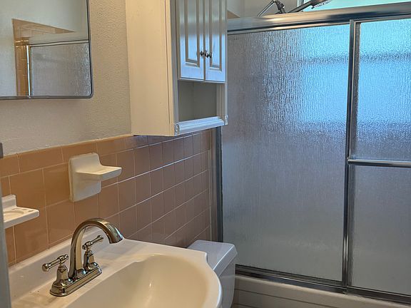Bathroom between 2 bedrooms.