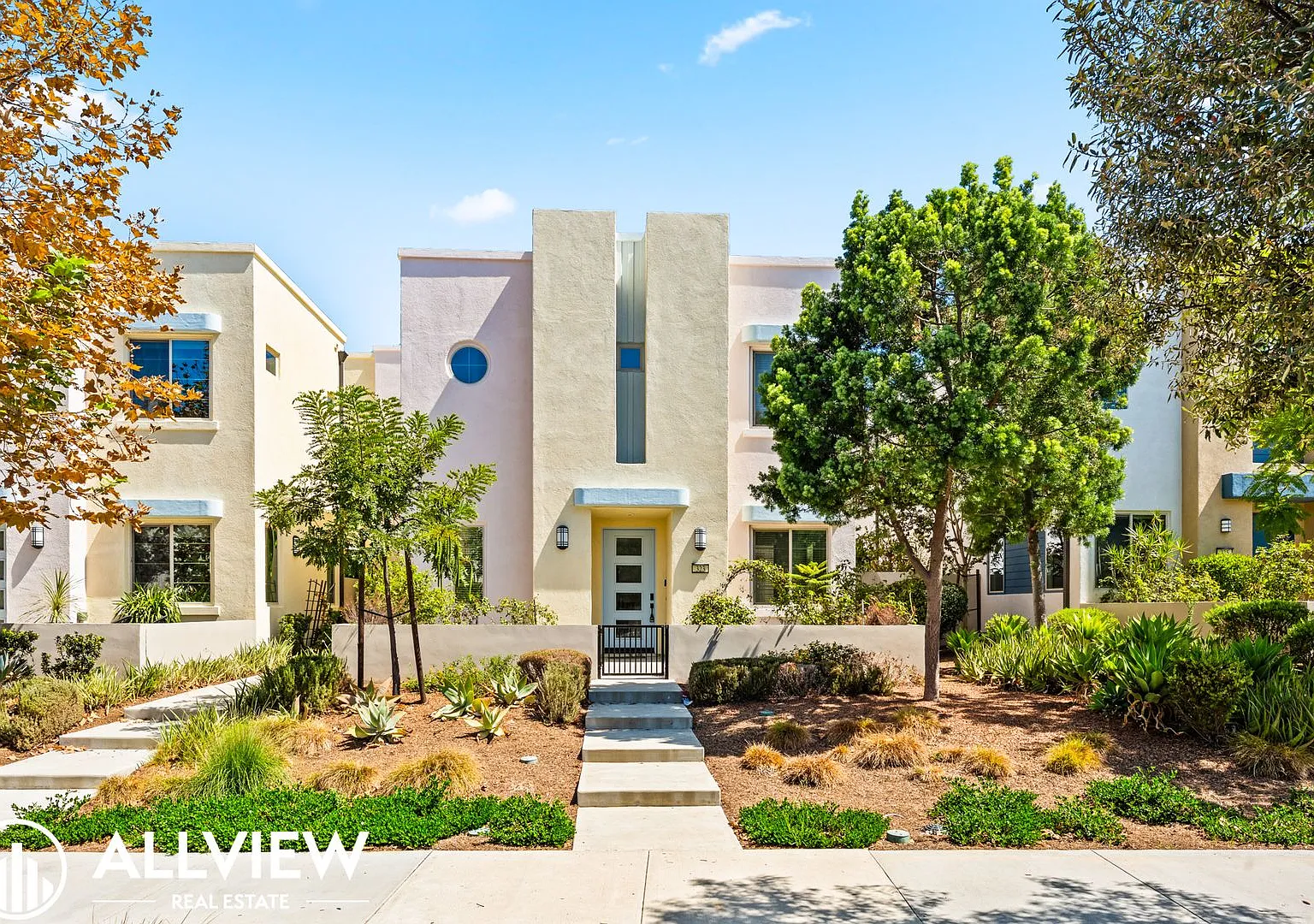 Gorgeous 3-Bedroom in Irvine's Parasol Park — Photo 1