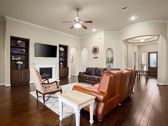 4th image of 208 Hedgerow Ln