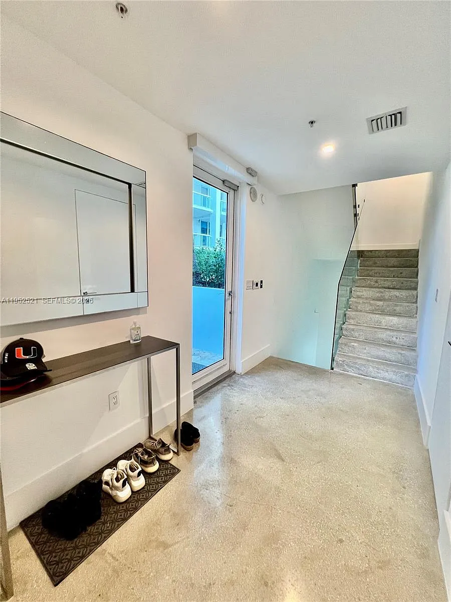 Building Photo - 50 S Pointe Dr #LOFT5