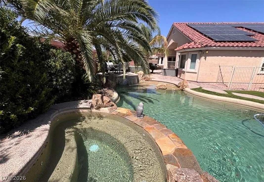 4 bed, 2.0 bath, 2182 sqft, $3,200 — Photo 3
