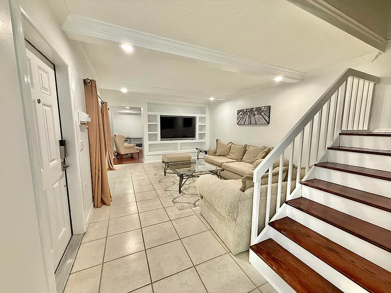2410 24th Ln — Photo 2
