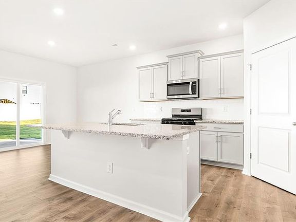 3rd image of 1531 Carisbrooke Dr