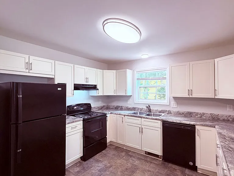 1681 Hadlock St SW — Photo 3