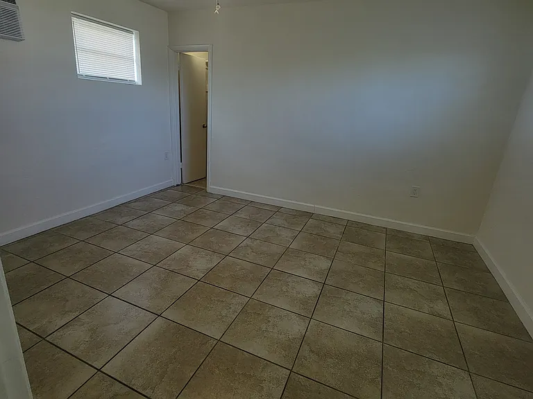 704 NE 5th St #4 — Photo 9