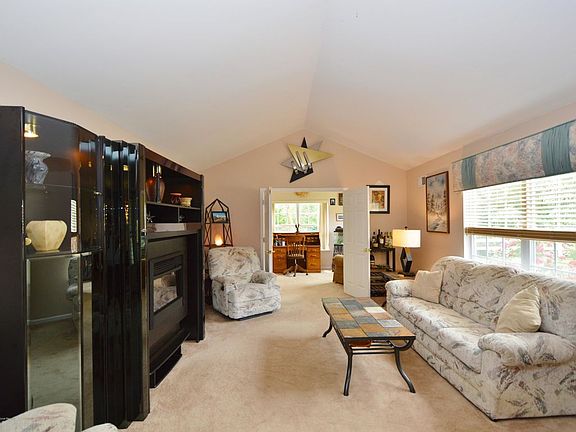 4th image of 2398 Woodbine Ln