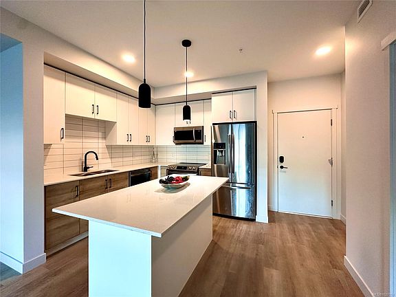 3rd image of 2465 Gateway Rd #210