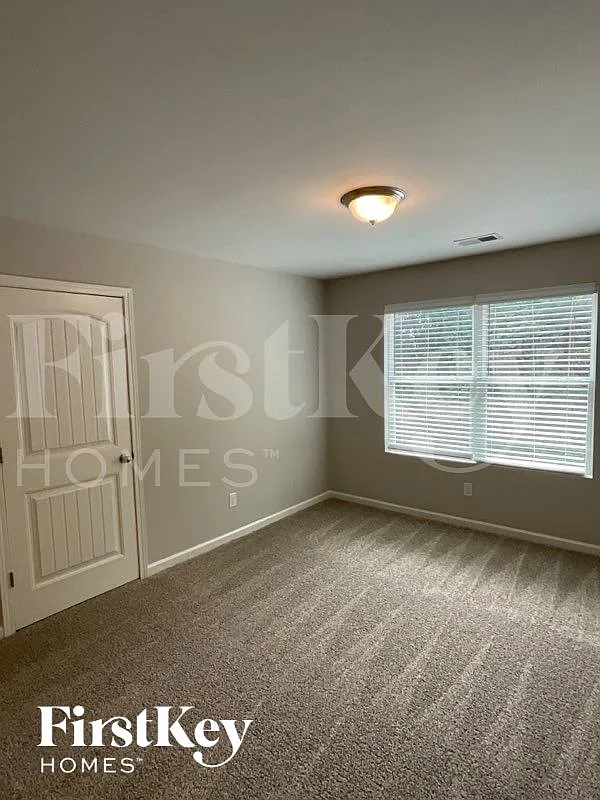5 bed, 3.0 bath, 2538 sqft, $2,500 — Photo 2
