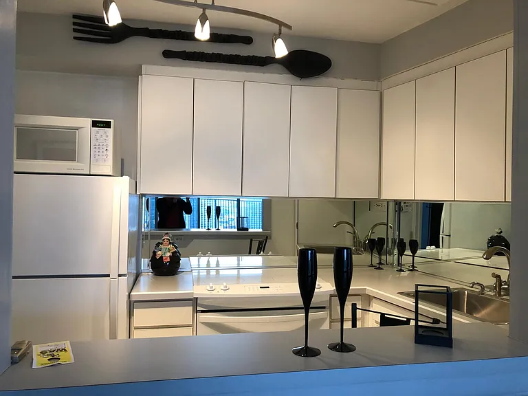 Compact kitchen with lots of cabinets