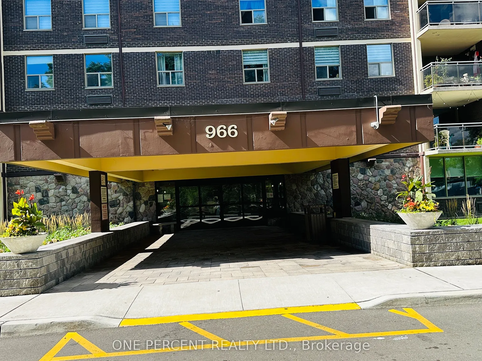3 bed, $3,075 — Photo 2