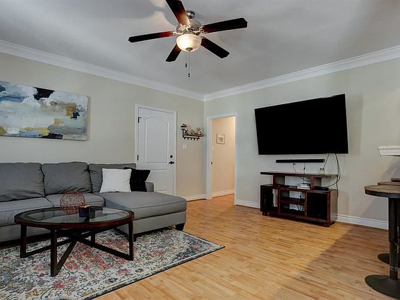 3rd image of 902 22nd St APT 5