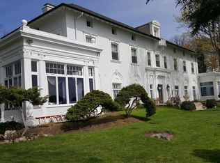 28277 Elba Dr APT 4, Grosse Ile, MI