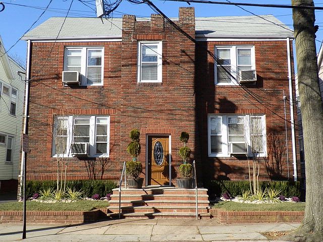 2nd image of 1576-78 Leslie St