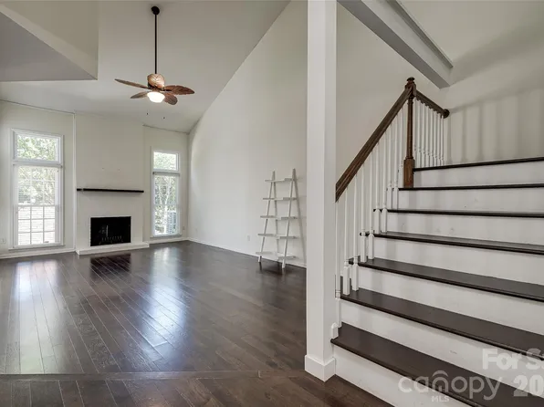 9235 N Vicksburg Park Ct, Charlotte, NC 28210