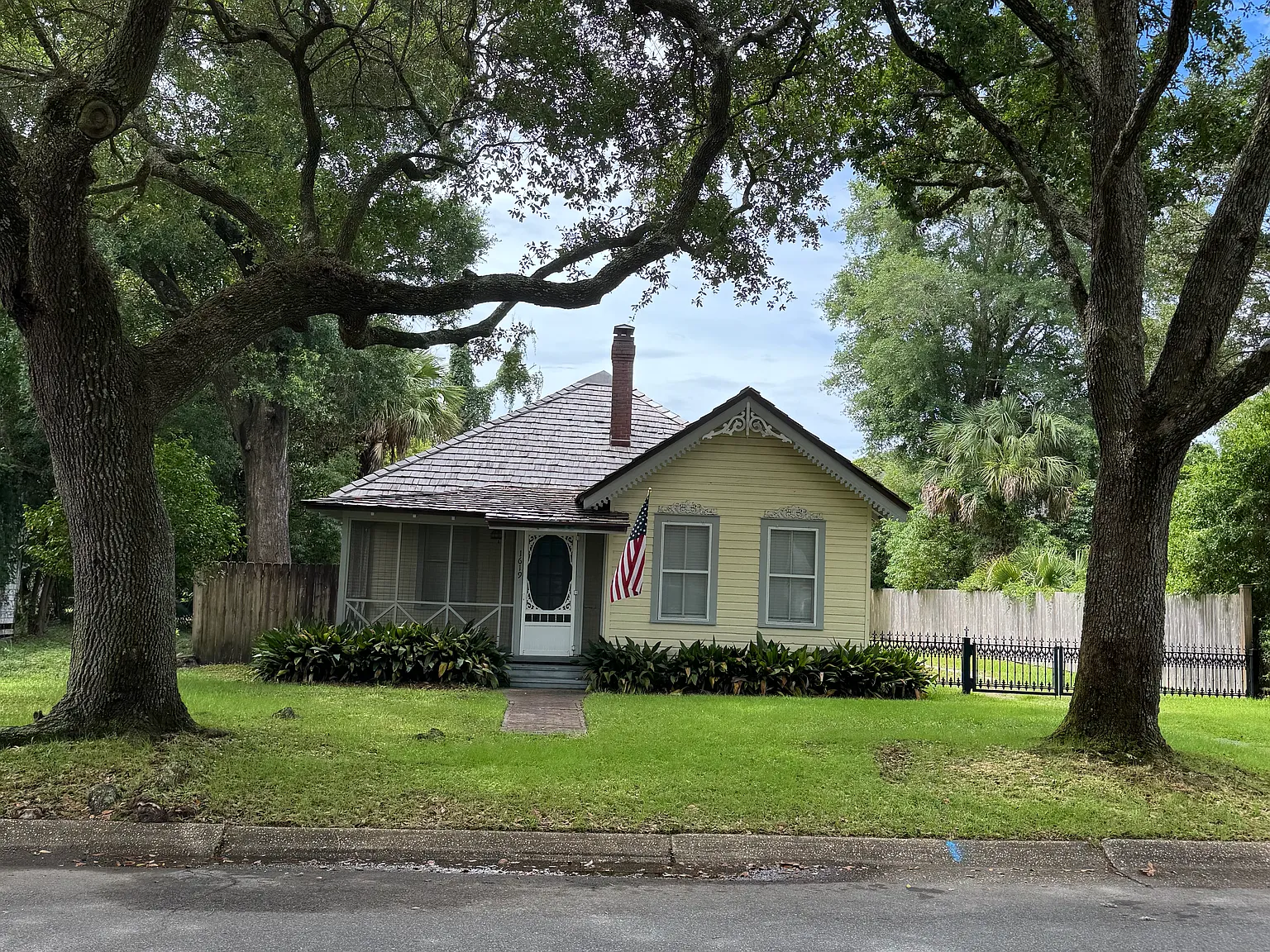 1619 E Mallory Street — Photo 1
